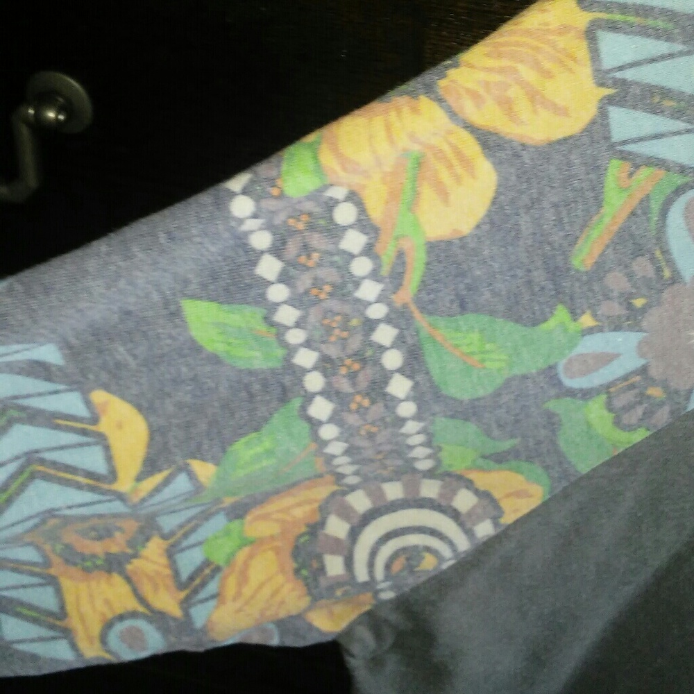 Small Randy T (Lularoe) - Picture 2 of 3